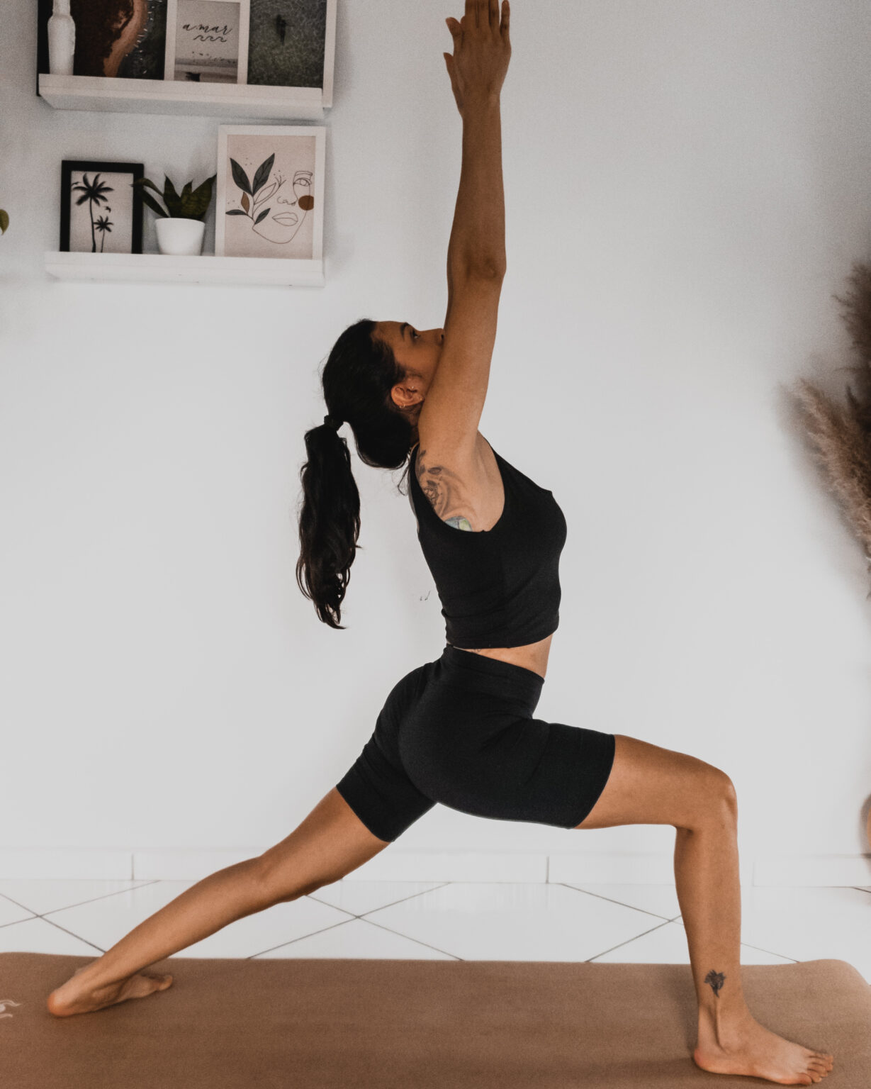 3 Posturas De Yoga Para Fazer Ao Acordar Blog Da Cheila Yoga