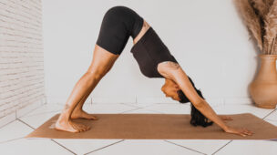 3 posturas de yoga para fazer ao acordar