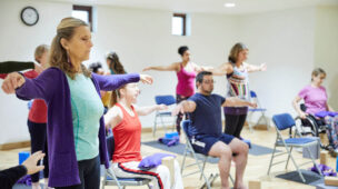 Como a yoga pode ser adaptada para pessoas com necessidades físicas especiais