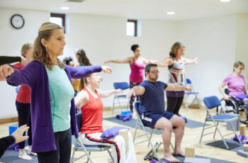 Como a yoga pode ser adaptada para pessoas com necessidades físicas especiais